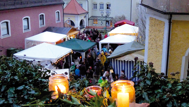 Malerischer Weihnachtsmarkt in Kallmünz am Kirchenvorplatz