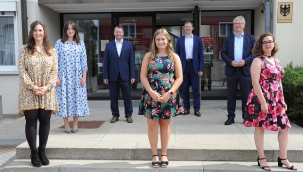 AfA SAD: Zeugnisübergabe im Garagenhof