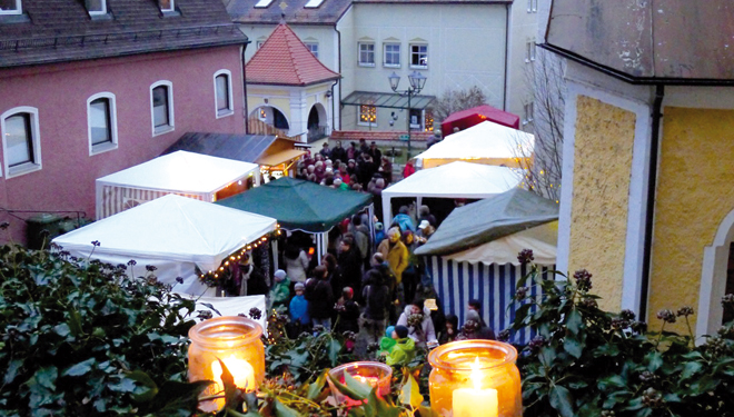 Malerischer Weihnachtsmarkt in Kallmünz am Kirchenvorplatz