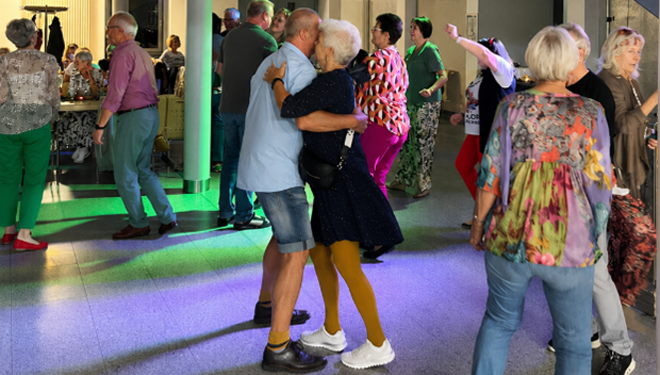 Partyzeit in Zeitlarn – Ü60-Party lädt zum Feiern ein  Zeitlarn. Am Samstag, den 12. September, heißt es in Zeitlarn wieder: Musik an, Tanzfläche frei und gemeinsam feiern! Die Gemeinde Zeitlarn und das Seniorenforum laden herzlich zur beliebten Ü60-Party ein. Wer glaubt, ein Seniorenabend sei ruhig und beschaulich, wird hier schnell eines Besseren belehrt. Die Generation „Silver Ager“ weiß, wie man feiert, tanzt und jede Menge gute Laune verbreitet. Für die passende Stimmung sorgt DJ Raimund, der mit einem abwechslungsreichen Hitmix aus den 60er-, 70er- und 80er-Jahren die größten Klassiker auflegt und die Tanzfläche garantiert zum Beben bringt. Eingeladen sind nicht nur Tanzbegeisterte ab 60 Jahren – alle Fans dieser Musik, unabhängig vom Alter, sind herzlich willkommen. Ob zum Tanzen, Mitsingen oder einfach für einen geselligen Abend in angenehmer Atmosphäre – beste Unterhaltung ist garantiert. Los geht's am Samstag, 12. September, um 19 Uhr im Foyer der Mehrzweckhalle Zeitlarn. Der Eintritt ist frei. Die Gemeinde Zeitlarn und das Seniorenforum freuen sich auf viele gut gelaunte Besucherinnen und Besucher und einen unvergesslichen Partyabend.     Bildunterschrift: Beste Stimmung garantiert: Die Ü60-Party lädt zum Tanzen und Feiern ein!   Quelle Foto: Elvira Gehr